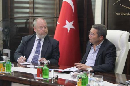 Rawêjkarê Bazirganî Ya Sefareta A.B.D. James TURNER Serlêdana OPBW