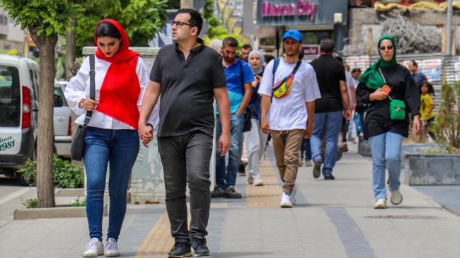 İranlı turistler Vanlı esnafın bayram sevincini ikiye katladı