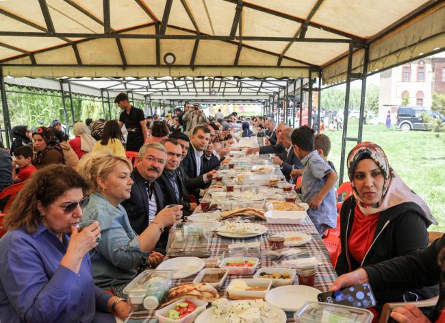 Dünya Kahvaltı Günü Van Kalesi'nde Dünya Kahvaltı Günü kutlandı