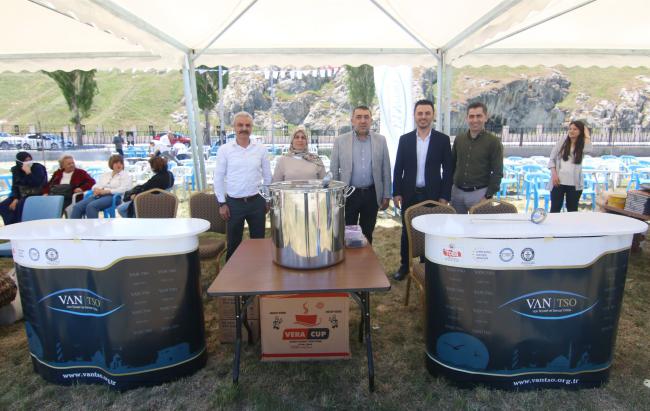 VAN TSO GASTRONOMİ FESTİVALİNDE AYRAN AŞI DAĞITTI