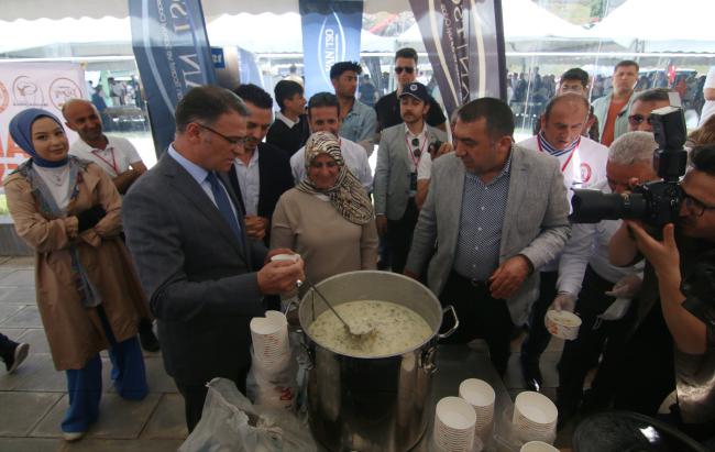 VAN TSO GASTRONOMİ FESTİVALİNDE AYRAN AŞI DAĞITTI