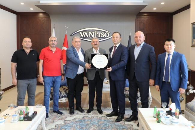 ZİYARET Ruslan Kazakbaev'i Van TSO'yu ziyaret etti