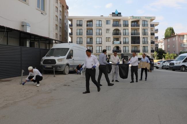 Başkan Takva'dan Yerlere çöp dökme meselesine trajikomik tepki!