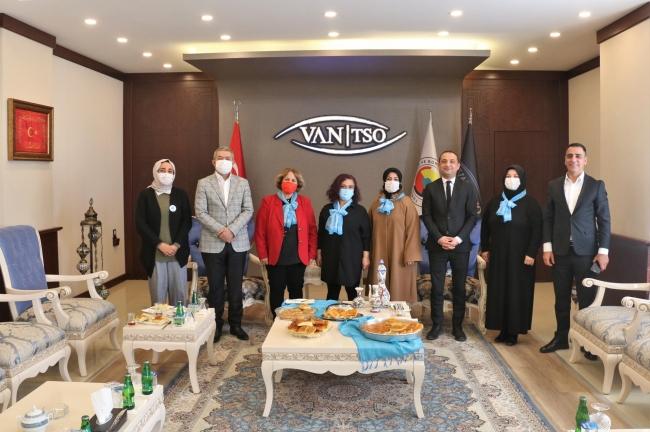 MAVİ FULARLILARDAN VAN TSO'YA '2 NİSAN' SÜRPRİZİ