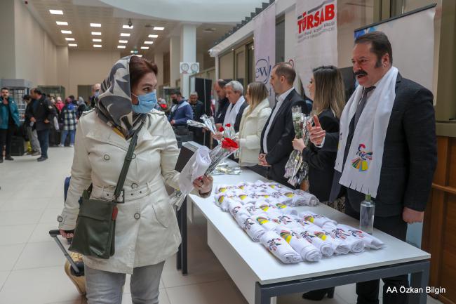 İRANLI MİSAFİRLER KAPIKÖY'DEN ÇİÇEKLERLE KARŞILANDI