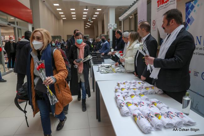 İRANLI MİSAFİRLER KAPIKÖY'DEN ÇİÇEKLERLE KARŞILANDI