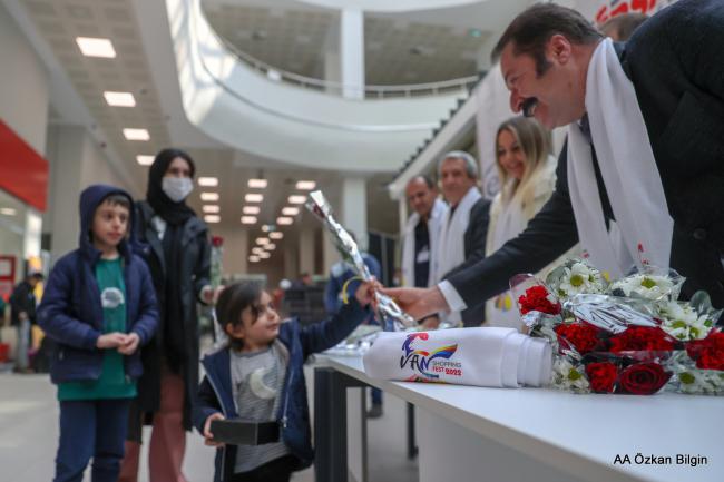 İRANLI MİSAFİRLER KAPIKÖY'DEN ÇİÇEKLERLE KARŞILANDI
