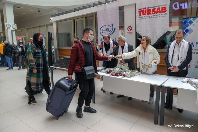 İRANLI MİSAFİRLER KAPIKÖY'DEN ÇİÇEKLERLE KARŞILANDI