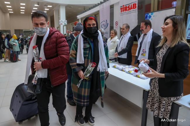 İRANLI MİSAFİRLER KAPIKÖY'DEN ÇİÇEKLERLE KARŞILANDI