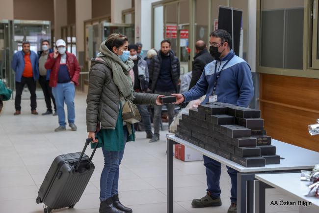 İRANLI MİSAFİRLER KAPIKÖY'DEN ÇİÇEKLERLE KARŞILANDI