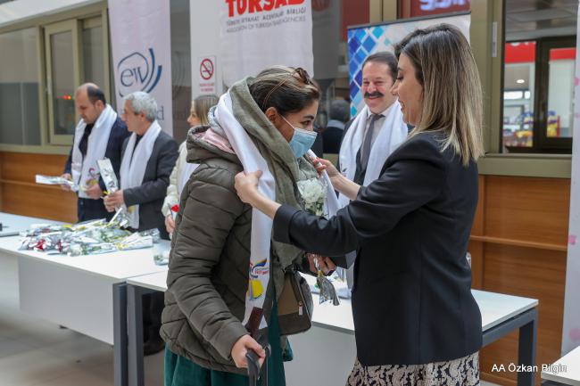 İRANLI MİSAFİRLER KAPIKÖY'DEN ÇİÇEKLERLE KARŞILANDI