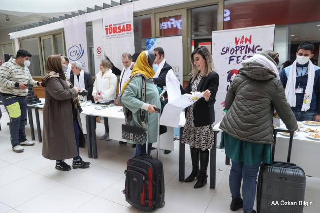İRANLI MİSAFİRLER KAPIKÖY'DEN ÇİÇEKLERLE KARŞILANDI