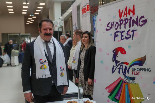 İRANLI MİSAFİRLER KAPIKÖY'DEN ÇİÇEKLERLE KARŞILANDI