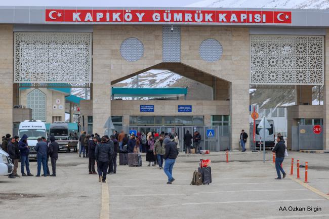 İRANLI MİSAFİRLER KAPIKÖY'DEN ÇİÇEKLERLE KARŞILANDI