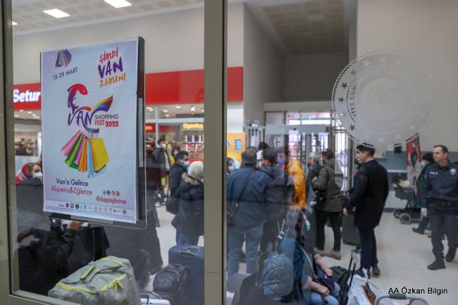 İRANLI MİSAFİRLER KAPIKÖY'DEN ÇİÇEKLERLE KARŞILANDI