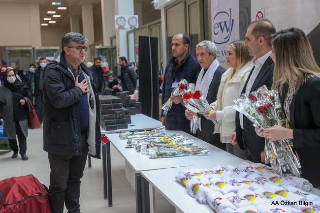 İRANLI MİSAFİRLER KAPIKÖY'DEN ÇİÇEKLERLE KARŞILANDI