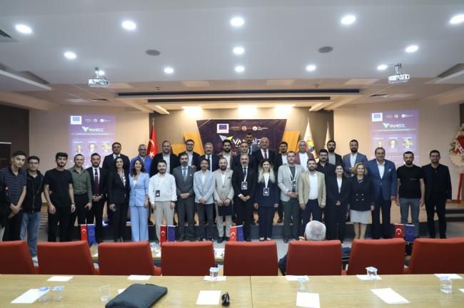 Van Bilişim   ve İnovasyon Zirvesi büyük ilgi gördü